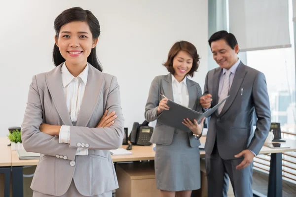 Feliz joven dama de negocios — Foto de Stock