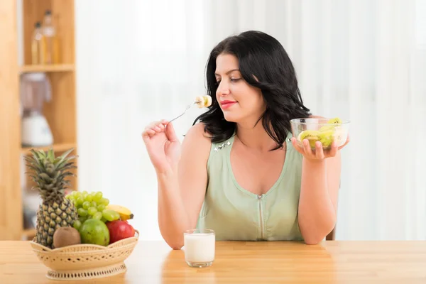 Vrouw met salade voor de lunch — Stockfoto