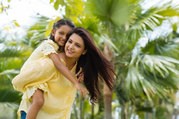 Mulher dando passeio piggyback — Fotografia de Stock