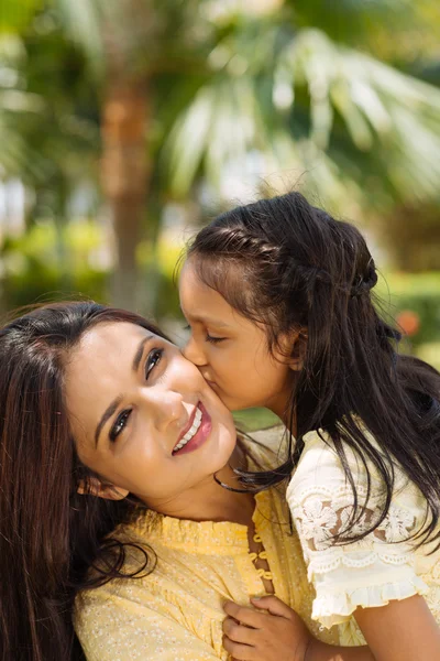 Girl kissing mother — Stock Photo, Image