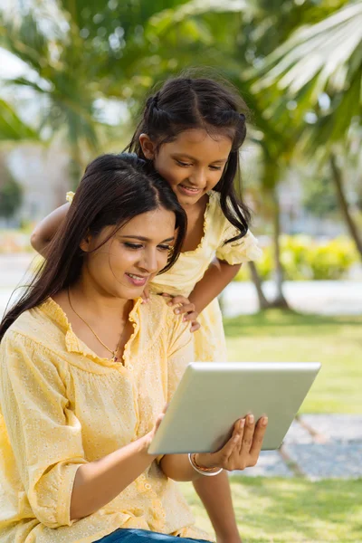 Kvinna och dotter använder Tablet PC: n — Stockfoto