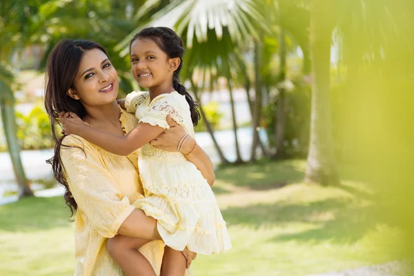 Abraçando mãe e filha — Fotografia de Stock