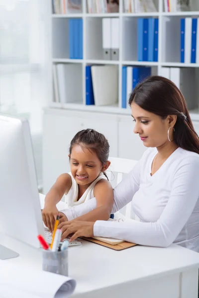 Mulher Filha de ensino — Fotografia de Stock