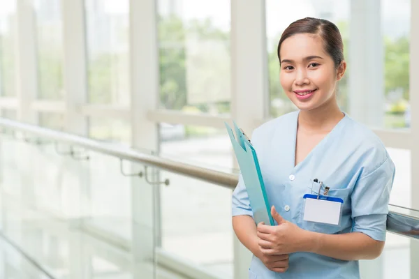 Lächelnde vietnamesische Krankenschwester — Stockfoto