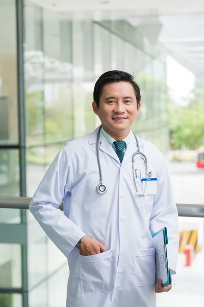 Fiducioso medico vietnamita — Foto Stock