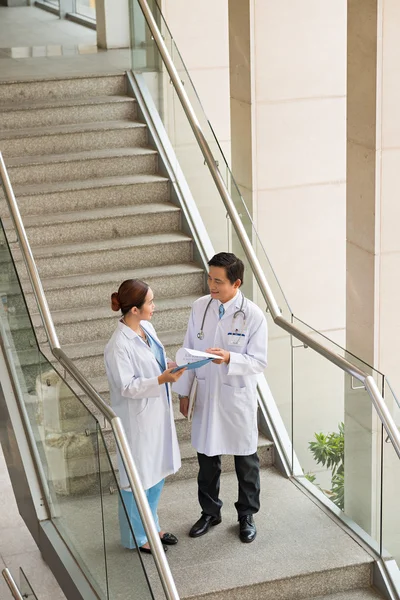 Medizinisches Personal im Treppenhaus — Stockfoto