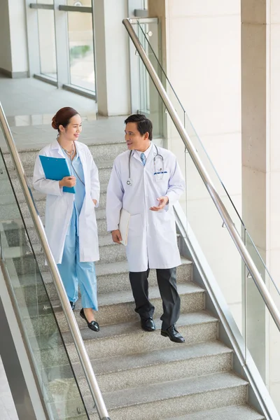 Trabajadores médicos hablando —  Fotos de Stock