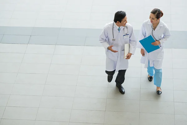 Médicos discutindo questões — Fotografia de Stock