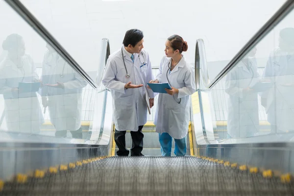 Trabajadores médicos discutiendo diagnóstico —  Fotos de Stock