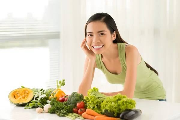 Girl with fresh vegetables — Stock Photo, Image