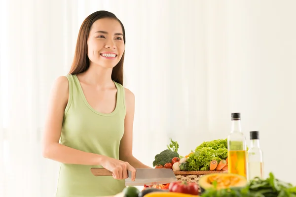 Frau kocht gesundes Abendessen — Stockfoto