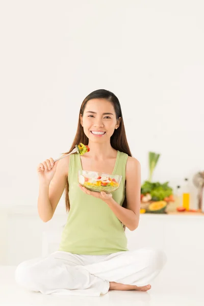 Vrouw genieten van verse salade — Stockfoto