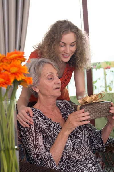 Woman giving present — Stock Photo, Image