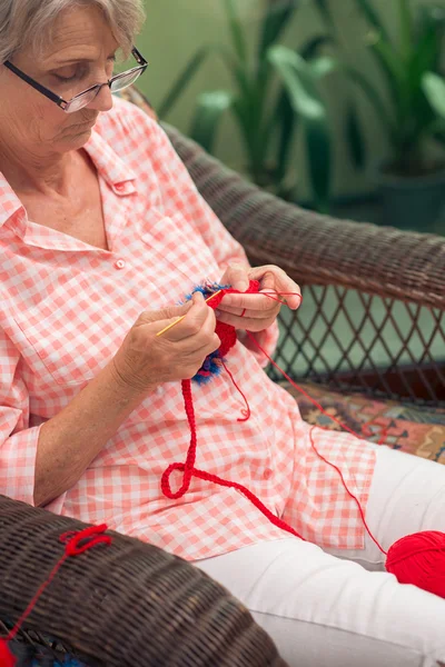 Crocheting senior woman — Stock Photo, Image