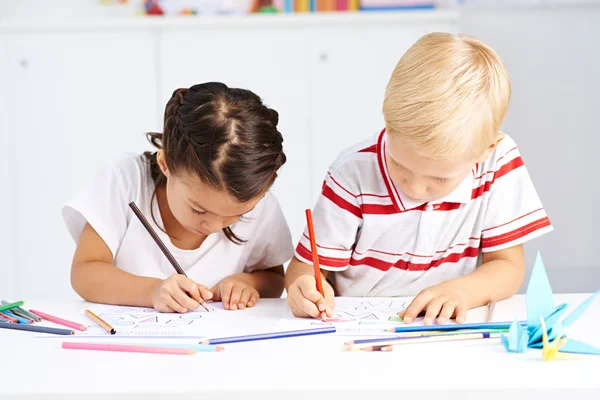 Niños Dibujo con lápices —  Fotos de Stock