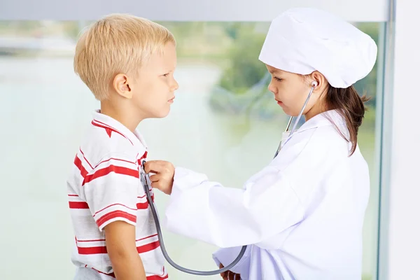 Spelar läkare och patient — Stockfoto