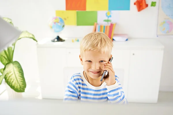 Pojken talar på smartphone — Stockfoto