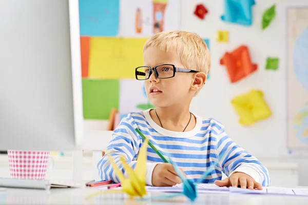 Weinig schooljongen in glazen — Stockfoto