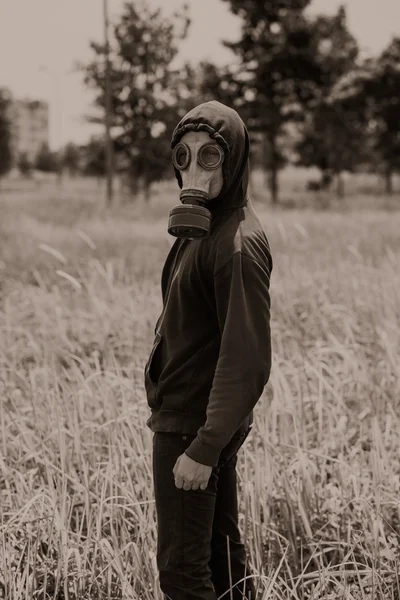 Hombre en máscara de gas al aire libre — Foto de Stock