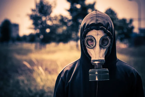 Humano con capucha y máscara de gas — Foto de Stock