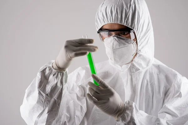 Cientista em máscara e uniforme de proteção — Fotografia de Stock