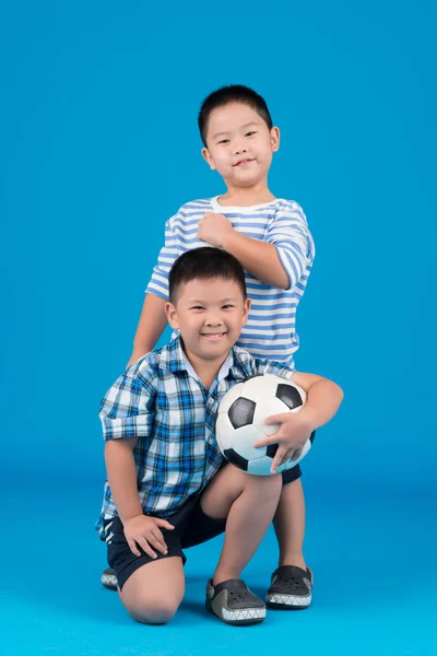 Garçons avec ballon de football — Photo