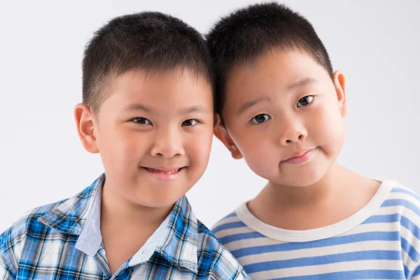 Irmãos pequenos chineses — Fotografia de Stock