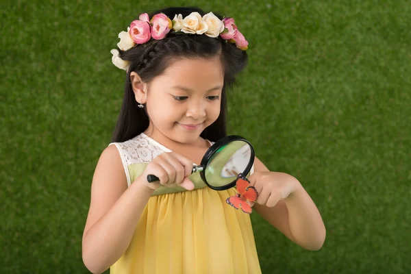 Menina olhando para borboleta — Fotografia de Stock