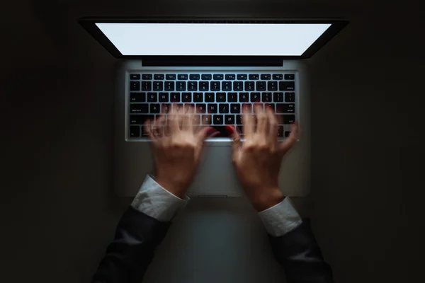 Hands typing on laptop — Stock Photo, Image