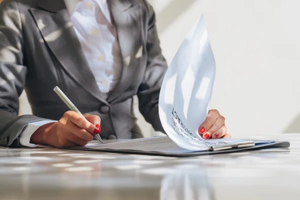 Business woman signing contract — Stock Photo, Image