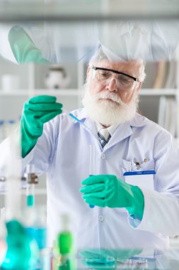 Reaktif ile çalışan bilim adamı