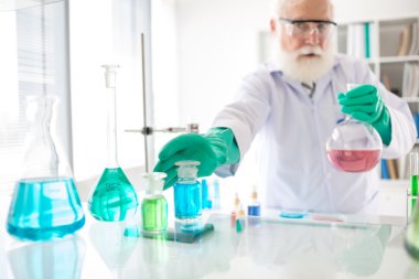 Bilim adamı çekici şişe