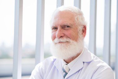 Sakallı gülümseyen doktor