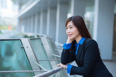 Dalgın iş kadını gülümseyen