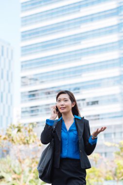 Bir şeyler telefonda açıklamaya