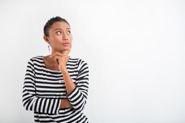 dalgın genç kadın