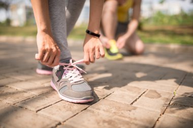 Sporcumuz kadar spor ayakkabı bağlama