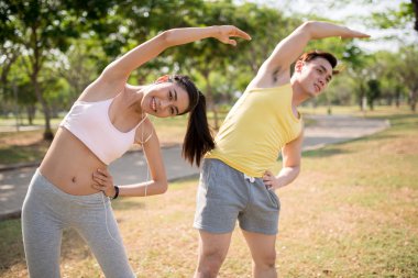 Geri germe egzersiz yapıyor