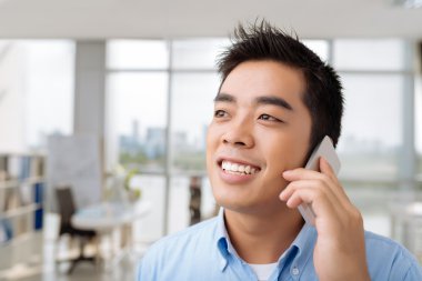 İş adamı telefonda konuşuyor.