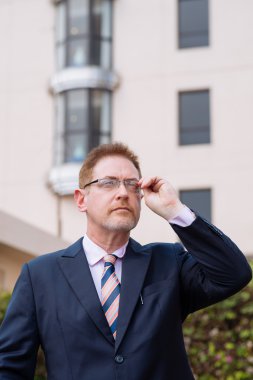 Orta yaşlı işadamı açık havada