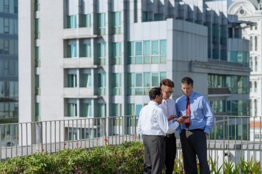 İşadamları dijital tablet ile