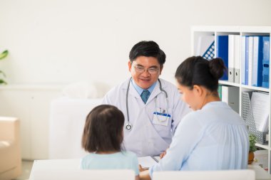 Doktor genç hastayla konuşuyor