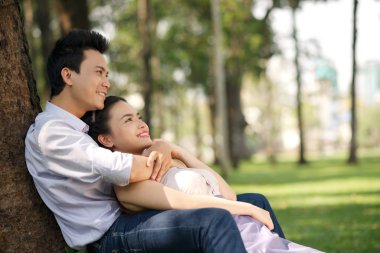 Bir çift parkta dinleniyor.