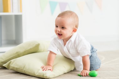 yerde sürünen bebek