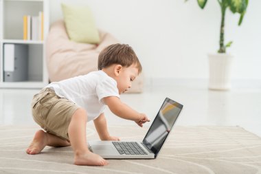 Bilgisayar ile küçük çocuk