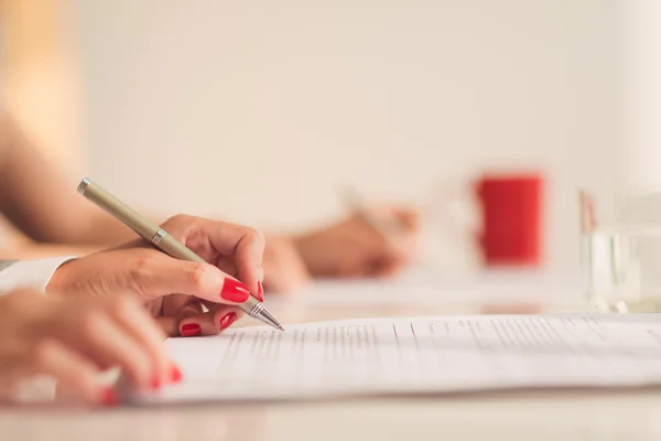 Geschäftsfrau arbeitet — Stockfoto