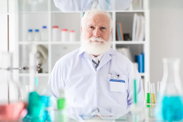 Senior researcher in laboratory — Stock Photo, Image