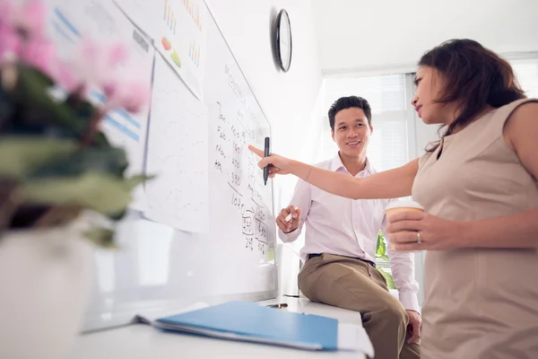 Managers analyseren van informatie — Stockfoto