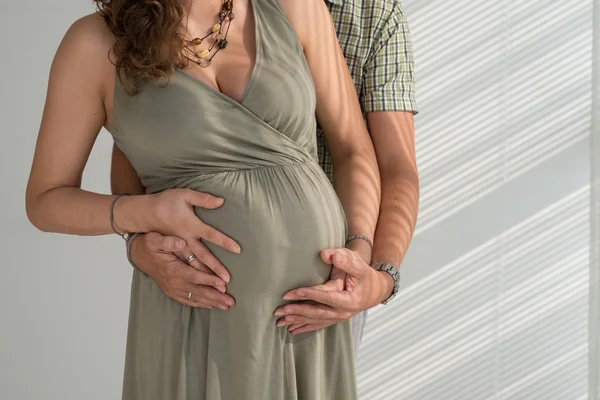 Hombre abrazando embarazada esposa —  Fotos de Stock