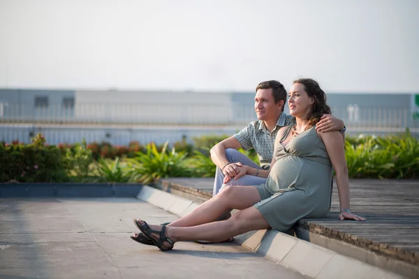 Hugging pregnant couple — Stock Photo, Image